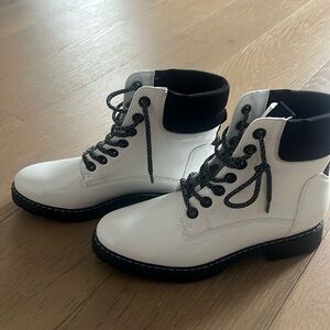 New without the tag Limelight boots
